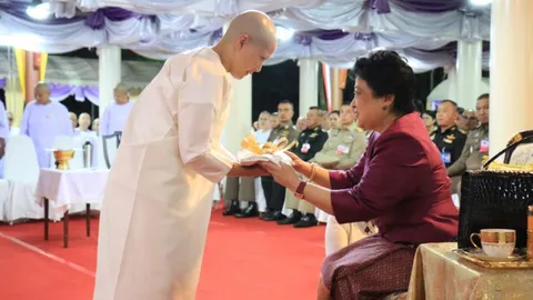 คุณน้ำผึ้ง ม.ล.สราลี กราบฝ่าพระบาททูลลา 'พระองค์โสมฯ' ออกบวชปฏิบัติธรรม