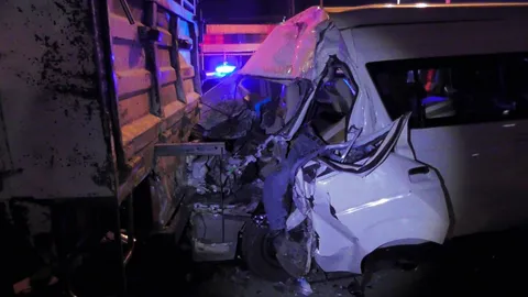 รถตู้โดยสารเสียหลัก ชนท้ายสิบล้อที่นครปฐม เจ็บ 7 ราย