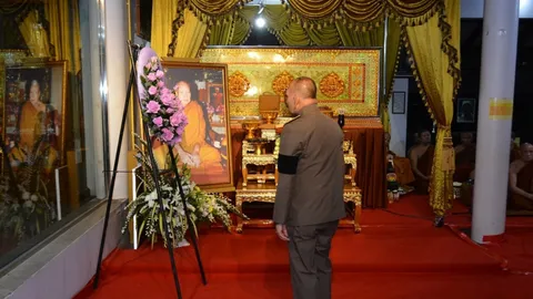 พระองค์โสมฯ ประทานพวงมาลา สักการะสรีรสังขาร หลวงปู่ลี พระอริยสงฆ์อุดรฯ