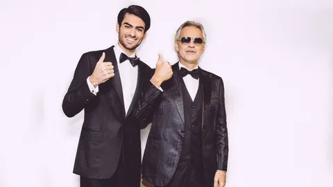 พ่อลูกโบเชลลีครองชาร์ตฉลอง 60