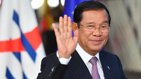 ฮุน เซน ตั้งลูกชายรับตำแหน่งสูงในกองทัพ ยืนยันมีคุณสมบัติ