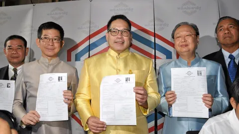 สมัครสมาชิกพปชร. วันแรกคึกคัก 'อุตตมะ' อุบเสนอชื่อ 'บิ๊กตู่' นั่งนายกฯ