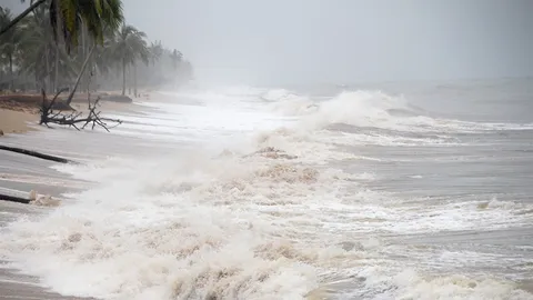 ภาคใต้ ยังโดนพายุฝนจากอิทธิพล "โทราจี" ถล่มหนัก ถึงพรุ่งนี้ 