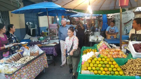 สุเทพ คารวะแผ่นดิน ชาวตลาดเมืองเพชรต้อนรับดี ไร้เงา คน ปชป.มาร่วม