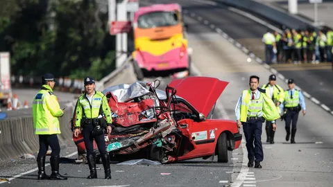 ช็อก รถบัสพนักงานคาเธ่ย์ บึ่งไปสนามบินฮ่องกง พุ่งชนท้ายแท็กซี่ ดับ 5ศพ