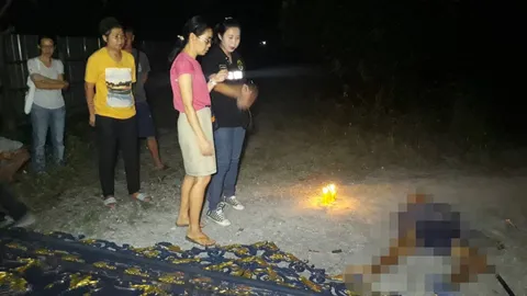 ตาชาวสวนวัย 79 ซ่อมประตูอัลลอยด์ เกิดพลาดโดนล้มทับตายคาที่หน้าบ้าน