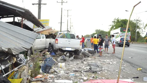 กระบะ-เก๋งชนกัน 5 คันรวดก่อนพุ่งเข้าร้านข้างถนน บาดเจ็บกว่า 10 คน