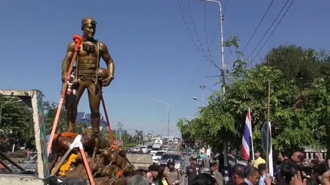 ชาวอ่างทองร่วมชื่นชม รูปหล่อเหมือนจริง จ่าแซม วีรบุรุษถ้ำหลวง