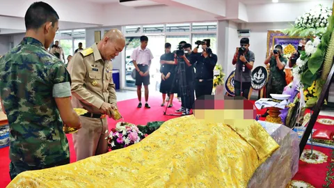 สุดแสนอาลัย รดน้ำศพจ่าโทปลาแทงคอดับ แม่เผยครอบครัวยังทำใจไม่ได้