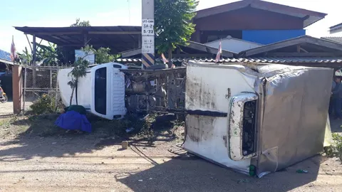 กระบะส่งของชนร้านก๋วยเตี๋ยว ก่อนฟาดเสาไฟฟ้าขาด 2 ท่อนที่ลำปาง