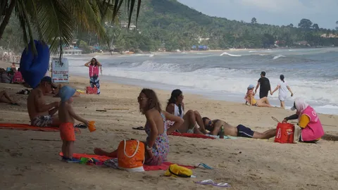 เกาะสมุยท้องฟ้าแจ่มใส นักท่องเที่ยวแห่อาบแดด หาดละไมกันอย่างคึกคัก