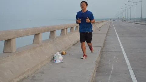 หมดกัน คนมักง่ายทิ้งขยะเกลื่อน 'สะพานเลียบทะเล' แลนด์มาร์กเมืองชล 