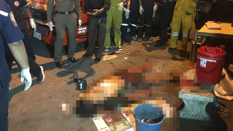 หนุ่มไทใหญ่โมโหพี่ชายห้ามทำร้ายแม่ ยกพวกรุมกระทืบ ชักมีดแทงคอดับ