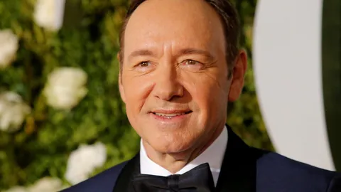 ฟ้อง เควิน สเปซีย์ แต๊ะอั๋งเด็กหนุ่ม