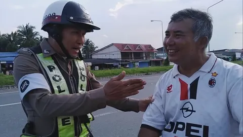 คลิป ตร.จราจรเมืองคอน ครวญเพลงลูกทุ่ง รณรงค์ ปีใหม่ ขับขี่ปลอดภัย 