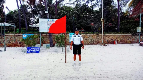 ทะเลคลื่นแรงหาดหัวหินปักธงแดง เรือเฟอร์รี่ข้ามอ่าวไทยหยุดให้บริการแล้ว