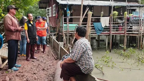 ชาวบางกระเจ้า เดือดร้อนบ้านเรือนเสียหาย "พายุปาบึก" ทำคลื่นแรงซัดฝั่ง