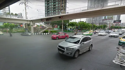 แยกรัชดา–ลาดพร้าว มีเด็กรอเช็ดกระจกรถระหว่างติดไฟแดง ฝากหน่วยงานที่เกี่ยวข้องช่วยเหลือ