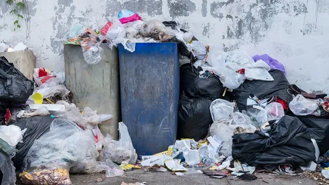 ขยะล้นถังไม่มีเจ้าหน้าที่มาเก็บ ชาวบ้าน อ.คลองหลวง ปทุมธานี ร้องทุกข์