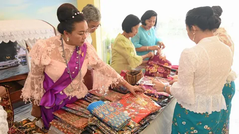 แม่บ้านตำรวจโชว์ทำผ้าปาเต๊ะ ในงาน "อุ่นไอรัก"