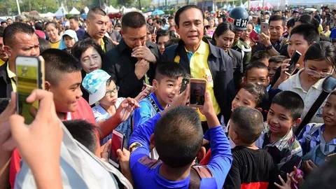 ในวงล้อมเด็ก