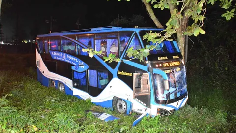 รถทัวร์ กทม.-ภูเก็ต หวิดดับยกคัน โชเฟอร์หลับใน พุ่งลงข้างทางที่ชุมพร 