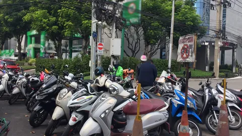 ปากซอยวิภาวดีรังสิต 9 มีรถจักรยานยนต์ จอดเกะกะหน้าร้านสะดวกซื้อ และขวางปากทาง