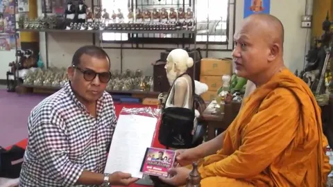 มืด ไข่มุก มอบลิขสิทธิ์เพลงสื่อการสอนให้ พระอาจารย์แดง เมืองกรุงเก่า