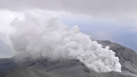 ภูเขาไฟบน "เกาะคูชิโนเอราบู" ปะทุ ญี่ปุ่นเตือนภัยระดับ 3