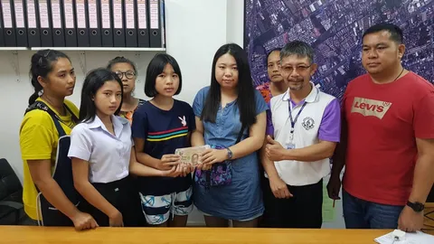 เด็กทำความดี 2 นักเรียนหญิง เก็บกระเป๋าเงินส่งคืนนักท่องเที่ยวจีน