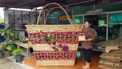 "ตะกร้ายักษ์" ผลิตภัณฑ์ทำมือจากผักตบชวา