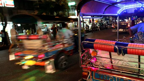 ผู้ใช้รถใช้ถนนร้องเรียน รถตุ๊กๆ รับจ้าง จอดกีดขวาง หน้าตลาดราชวัตร เขตดุสิต