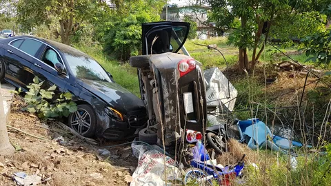 อดีต ผอ.รพ.พิจิตร ขับเบนซ์ชนเก๋งสาวพิษณุโลกเสียหลักลงข้างทาง