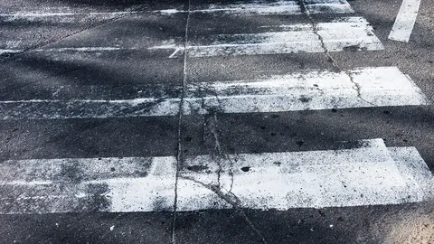 ทางม้าลายเลือนราง รถไม่ค่อยจะจอดให้ ที่สามแยกสะแกงาม ถนนบางขุนเทียนชายทะเล 