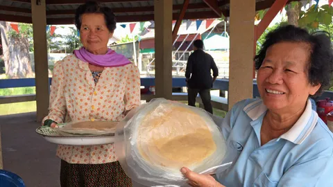 กลุ่มผู้สูงอายุผลิต "ข้าวควบ" ขาย