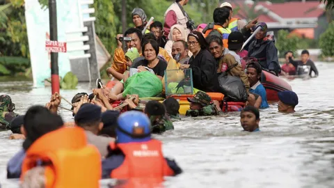 อินโดฯอ่วม  น้ำท่วม ดินถล่ม ตายอื้อ ขนาดโรงเรือนยังโดนน้ำพัดละลิ่ว (คลิป)