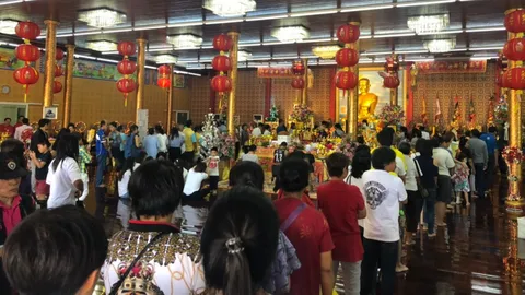 ปชช.แห่กราบไหว้ "พ่อสำเร็จ" บ้านแพ้ว สมุทรสาคร ขอพรวันตรุษจีน 