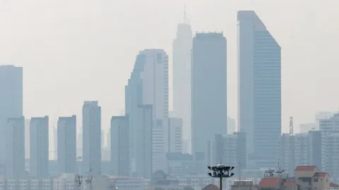 กทม.ฟ้าหลัวในตอนกลางวัน ลุ้นเจอฝนเล็กน้อย ช่วยคลี่คลายวิกฤติฝุ่นพิษ