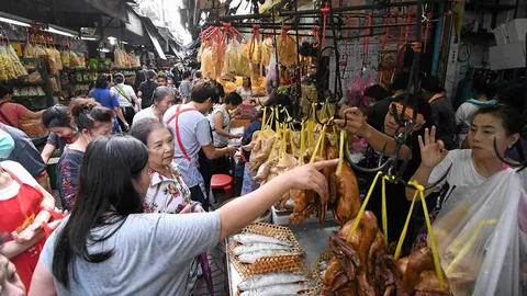 รับตรุษจีนเยาวราชแน่นแห่จับจ่าย “เครื่องไหว้” รับหมูทองแต่ไม่คล่อง (คลิป)
