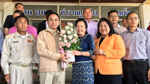 นายก อบจ.นครพนมสั่งปลด 2 รองฯ ตามคาด ชาวบ้านลือเซ่น คสช.คืนตำแหน่ง