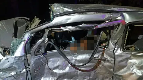 อบต.ซิ่งรถกระบะพุ่งชนสนั่นแยก! สยองยกคัน 5 ศพ