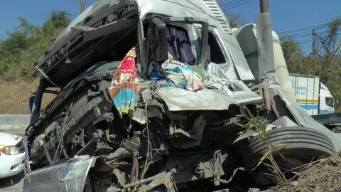 22ล้อเบรกแตก แหกโค้งชนภูเขาที่ตาก บาดเจ็บยกครัว 3 พ่อแม่ลูก