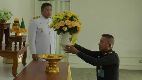 ในหลวง ร.10 พระราชทานแจกันดอกไม้ รอง มทภ.3 ที่บาดเจ็บจาก ฮ.ลงฉุกเฉิน