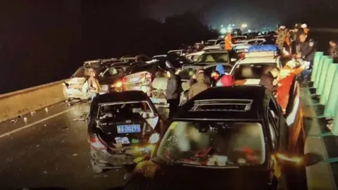 ฝนตกถนนลื่น จีนรถชนระนาว 100 คันกลางทางด่วน ตาย 2 เจ็บกว่า 50 (คลิป)