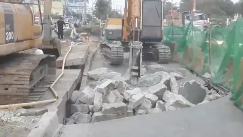 ถนนกัลปพฤกษ์ทรุดตัว การจราจรติดขัด จร.แนะไม่จำเป็นให้หลีกเลี่ยง