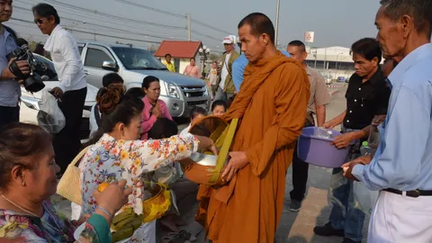 ชาวชุมแพกว่า 200 คน ให้กำลังใจ พระอาจารย์ชัยชนะ คดีรุกที่สาธารณะ