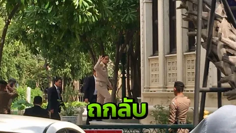 "นายกฯ" จูงมือ "สมคิด" ถกส่วนตัว ก่อนชูมือ"ไอเลิฟยู"ให้นักข่าว