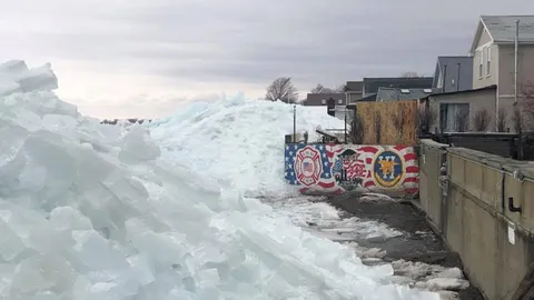 ตะลึง สึนามิน้ำแข็งยักษ์ซัดเข้าฝั่งแคนาดา กองพะเนินสูง 40 ฟุต (คลิป)