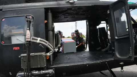 ส่งศพ อส.ทพ.พลีชีพเหตุบึมยะลา ขึ้นเครื่องบินกลับบ้านเกิดที่แม่ฮ่องสอน