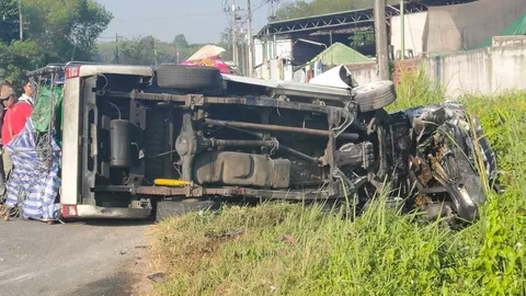 กระบะเมืองคอนแซงไม่พ้นชนเก๋งที่สวนมา ทำครูสาวร.ร.วัดจันดี เสียชีวิต